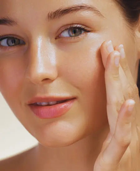 Femme réalisant un soin de la peau